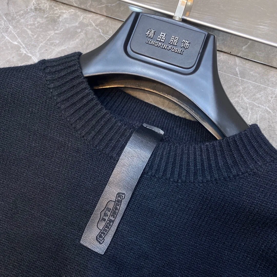 P236 Chrome Hearts 🍁Autumn and winter sweater series🍁 Three-dimensional jacquard on the back ➕ Leather opening process on the cuffs Selected high-quality wool blended knitted fabric Non-common version on the market Recommended colors: black gray white green